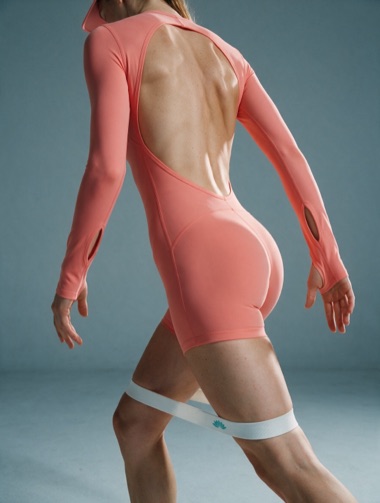 Rozowe body, sylwetka od tylu